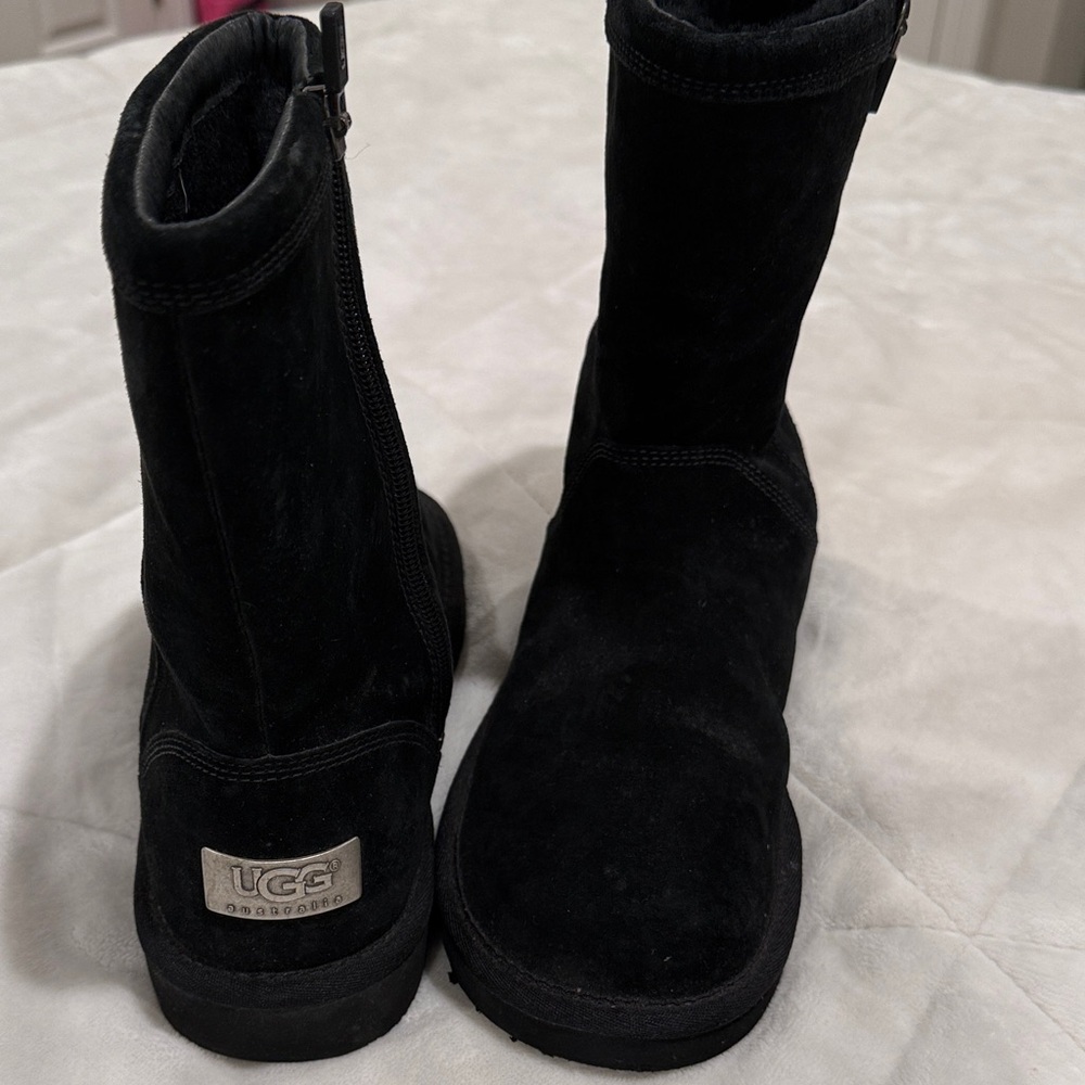 UGG Women's Classic Black Winter Boots s/n 1889 Metal Ugg Logo Amazingly warm!